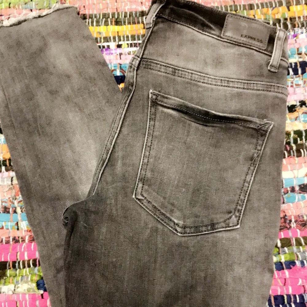 Express ankle jeans with distressed details